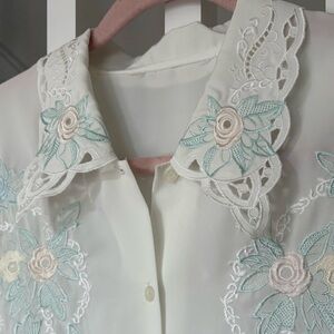 Host pick 🪿 70s Vintage Cottagecore Floral Embroidered Blouse with Collar Detail